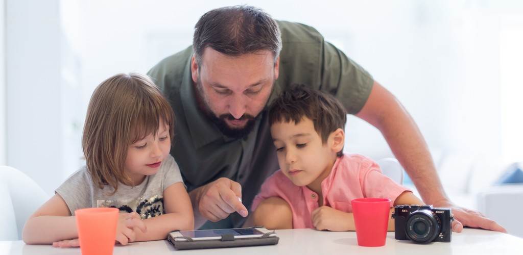 Comment aider son enfant à apprendre grâce aux outils numériques ?